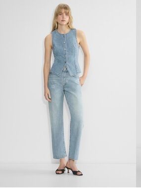 Denim Forum The ‘90s So-Soft Hi-Rise Baggy Jean
High-rise straight-leg jeans